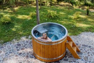 Domácí wellness: Koupací sud na zahradě si můžete užívat v létě i v mrazivé zimě